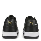 Championes urbanos Puma modelo RBD Game Low, color blanco con detalles en negro. Presentan un diseño inspirado en el básquetbol con perforaciones en la puntera, el logo de la marca en la lengüeta y la franja característica en los laterales. Cuentan con suela de goma con efecto envejecido.