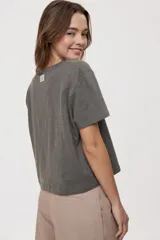 Remera corta verde militar de algodón, con cuello redondo, manga corta y calce relajado.