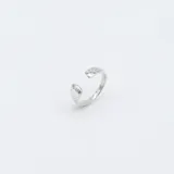 Anillo de plata 925 con diseño orgánico y superficie con acabado martillado.