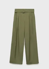 Pantalon de tiro alto con diseño wideleg, confeccionado en algodón. Presenta cierre delantero con botón, gancho y cremallera, pinzas frontales, trabillas y cinturón incorporado con hebilla metálica.