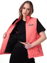 Chaleco acolchado Caterpillar color salmón, con cuello alto, cierre frontal con cremallera y bolsillos laterales con cierre. Presenta parche con el logo de la marca en el pecho.