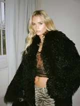 Tapado negro largo de piel sintética.