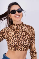 Polera corta de lycra con cuello alto y estampado animal print de leopardo.