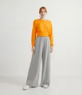 Pantalón pantalona de corte amplio, color gris melange, con cintura elástica y rayas laterales en contraste. Confeccionado en tejido de algodón y poliéster.