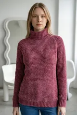 Sweater de cuello alto tipo polera, confeccionado en tejido de chenille con textura de relieve tipo waffle. Presenta mangas largas con puños acanalados y ruedo también acanalado.