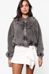 Minifalda blanca con diseño cruzado y volados en el lateral.