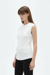 Remera Curea de lyocell en color blanco, al cuerpo, con cuello alto y diseño sin mangas.