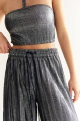 Top bandeau plateado con textura plisada y cuello halter fino.