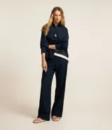 Pantalón de viscosa y lino color azul marino, de corte palazzo con lazo en la cintura.