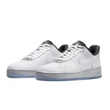 Championes Nike Air Force 1 07 Se de corte bajo, con capellada de cuero sintético blanco, entresuela plateada y suela translúcida. Presenta detalles en negro en el interior del cuello y lengüeta.