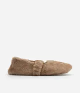 Pantufla cerrada de estilo zapatilla, confeccionada en poliéster con revestimiento de textura felpuda en color tostado.