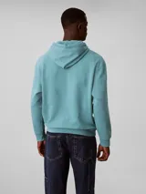 Buzo canguro Calvin Klein de color celeste, confeccionado en tejido French Terry. Presenta capucha con cordones ajustables, bolsillo frontal tipo canguro, puños y dobladillo acanalados, y el monograma de la marca bordado en el pecho.