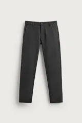 Pantalón chino skinny fit color gris oscuro, confeccionado en mezcla de algodón con elasticidad. Cuenta con bolsillos frontales, bolsillos traseros de vivo y cierre frontal con cremallera y botón.
