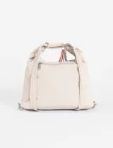 Mochila tipo hobo color marrón, confeccionada en nylon, con correa regulable, múltiples bolsillos frontales con cierre y un llavero decorativo con cuentas de colores.