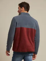 Sweater de polar azul marino y ladrillo con cierre parcial.