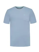 Remera de manga corta y cuello redondo, confeccionada en algodón orgánico. Presenta un bolsillo en el pecho con el logo de la marca bordado en contraste.