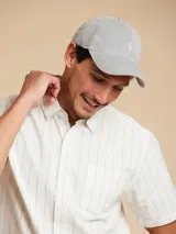 Gorro tipo visera de algodón color gris, con logo bordado en el frente.