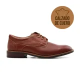 Zapato de vestir acordonado color marrón de cuero liso, con detalles de perforaciones en los laterales y suela de goma.