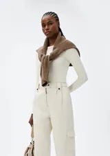 Remera marrón de corte ajustado, cuello redondo y mangas largas.