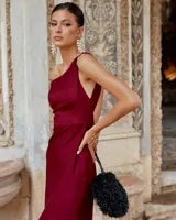 Vestido largo color borgoña, de corte ajustado, con un solo tirante, espalda descubierta y abertura lateral en la falda.