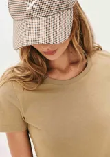 Remera verde claro de algodón, de corte clásico y mangas cortas.