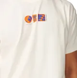 Remera Rip Curl de manga corta, color blanco, con pequeño estampado gráfico en el pecho en tonos naranja y azul.