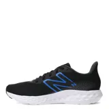 Championes de running New Balance modelo 411 V3, color negro con detalles en azul vibrante en el logo lateral y la lengüeta. Presentan una capellada de malla transpirable y una suela de espuma EVA blanca con refuerzos de goma para mayor amortiguación y tracción.