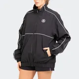 Campera negra de poliéster con cierre frontal, cuello alto y logo de Converse en el pecho. Presenta detalles de líneas blancas en mangas y pecho.