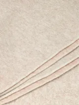 Chal negro de tejido suave y cálido, de estilo clásico y versátil.