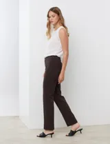 Pantalón de gabardina elastizada celeste, marca Zac & Rachel. Modelo recto con pretina ancha con faja interna modeladora, largo de pierna y costura frontal pespunteada.
