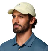 Gorro tipo gorra de visera curva, modelo Speed Trail Ball Cap de Columbia, color amarillo claro con detalles en gris. Incorpora tecnología de ventilación con perforaciones láser y banda interior antitranspirante.