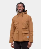 Campera marrón con capucha, cuatro bolsillos frontales con solapa y cierre con cremallera y botones a presión.