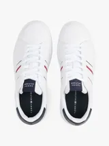Zapatillas urbanas Tommy Hilfiger de cuero blanco con detalles en azul marino y rojo. Presentan logo en bajo relieve en el lateral y suela cupsole.