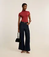 Body manga corta color borgoña, con cuello redondo medio y cierre inferior.