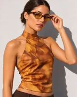 Lentes de sol Amber con silueta rectangular de inspiración noventera, montura de acetato con efecto carey y cristales amarillos con filtro de luz azul.