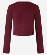 Blusa ajustada de manga larga color marrón, con cuello redondo y fruncido en los hombros y laterales.