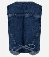 Chaleco de jean con escote en V, cierre frontal con botones metálicos y ruedo redondeado. Presenta un diseño clásico con lazo ajustable en la espalda.