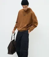 Pantalón cargo de corte mega baggy, color negro, confeccionado en sarga de algodón. Presenta múltiples bolsillos funcionales y un diseño versátil que permite transformar la prenda en bermuda mediante un sistema de ajuste en las piernas.