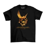 Remera negra de algodón con estampa frontal alusiva a la película Los Juegos del Hambre: Balada de pájaros cantores y serpientes, con el diseño del ave y la serpiente en tonos dorados.