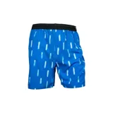 Short de baño azul con estampado de líneas verticales blancas y cintura elástica negra.