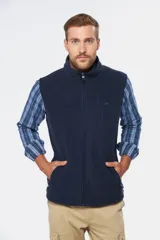 Chaleco deportivo rojo de polar con forro e interior en color azul combinado, cierre frontal y bolsillos delanteros con cierre metálico personalizado. Incluye dos bolsillos interiores con cierre y logo bordado en el pecho.