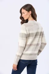 Buzo tejido de punto grueso con diseño de rayas horizontales en tonos rosado, beige y blanco. Presenta escote redondo, mangas largas y puños acanalados.