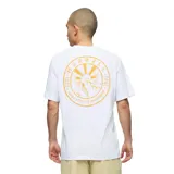 Remera blanca de manga corta y cuello redondo, confeccionada en algodón elástico, con pequeño estampado gráfico en el pecho y ajuste cómodo.