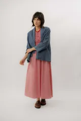 Vestido largo sin mangas, con parte superior completamente elastizada de textura fruncida y falda amplia de corte evasé. Confeccionado en tela de cuadrillé en tono rosado.