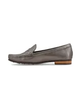 Mocasín de cuero color plomo, con diseño clásico de líneas simples, costuras pespunteadas en el empeine y detalle de remache metálico con logo en el lateral.
