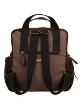 Mochila marrón de diseño patchwork y estilo bohemio, confeccionada en material textil. Cuenta con compartimento principal con cierre, bolsillo frontal con solapa decorada con tapicería estampada, bolsillos laterales, asas superiores fijas y correas ajustables. Incluye un llavero colgante lateral con borla y cuentas decorativas.