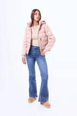 Campera negra de estilo híbrido, con cuerpo acolchado y mangas de tejido liso. Presenta cuello alto, cierre frontal y puños elásticos.