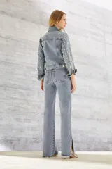 Campera de jean celeste con detalles de roturas y apliques de perlas.