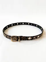 Cinto con estampado animal print, apliques metálicos y hebilla dorada.
