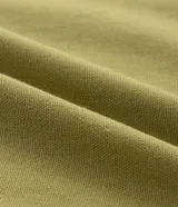 Pantalón zanahoria color verde oliva confeccionado en viscolino, con cintura elástica en la espalda, cierre tradicional, bolsillos laterales y pliegues delanteros.